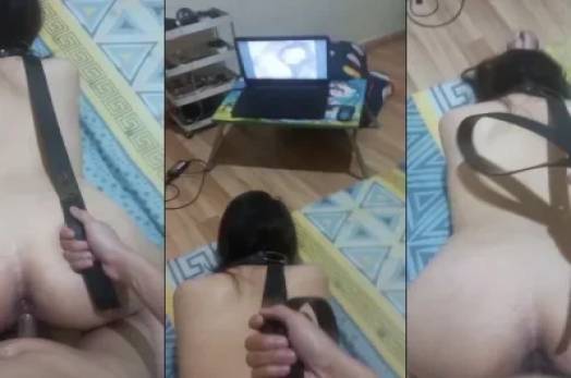 Vừa doggy vừa bật sex lên cho em coi